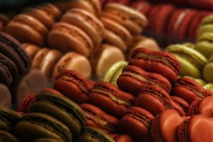 Ongebruikelijke macarons in etalage van Parijse patisserie