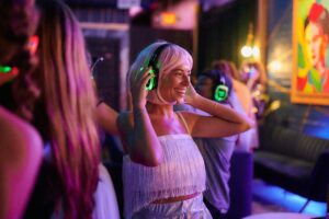 Mensen dansen met koptelefoons in een bibliotheek tijdens een silent disco.